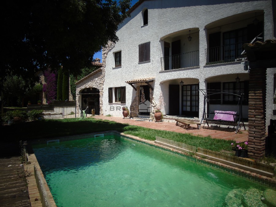 CHALET CON PISCINA, GARAJE Y A PIE DE LA  PLAYA