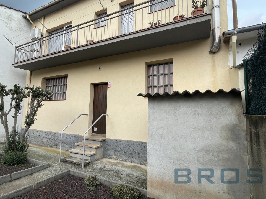 CASA CON GRAN GARAJE Y JARDÍN