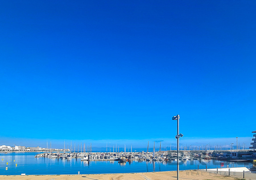 PISO EN PLANTA BAJA A 1 MINUTO DE LA PLAYA DE RIELLS Y DEL PUERTO – ¡CON LICENCIA DE ALQUILER TURÍSTICO!