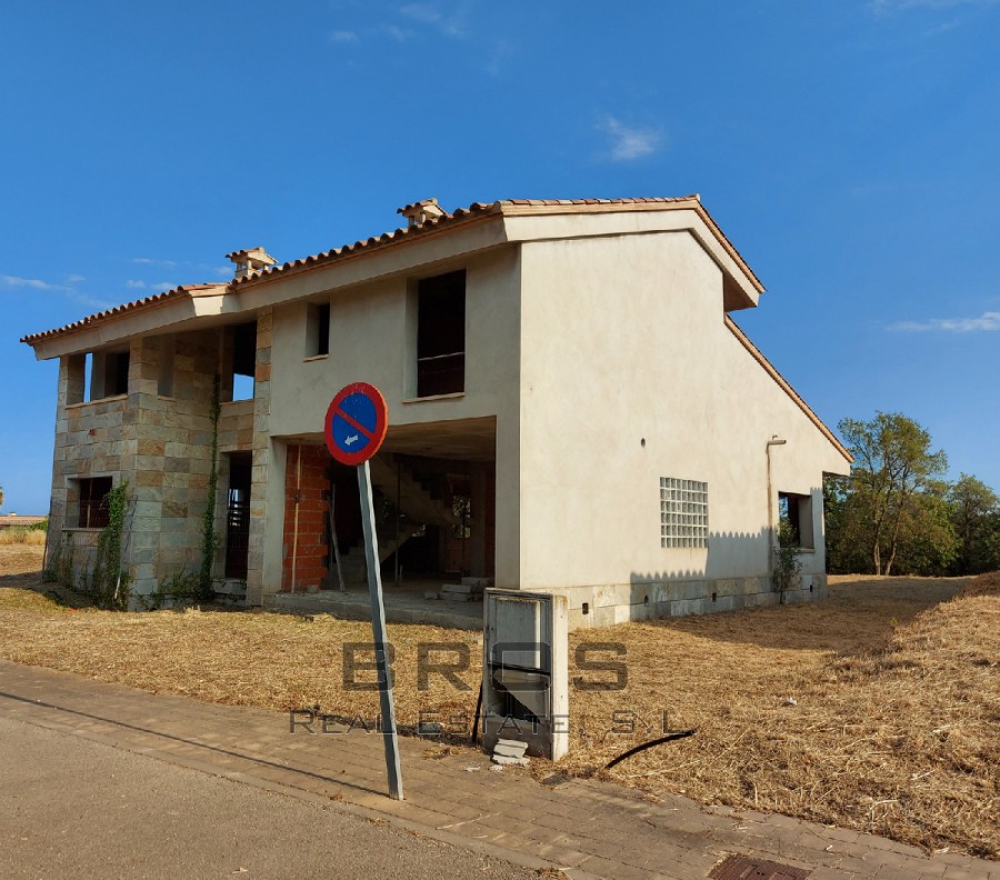 CASA AISLADA EN CONSTRUCCIÓN