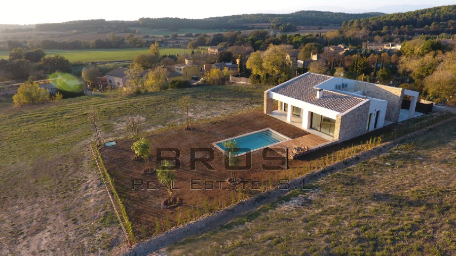 CHALET NUEVO DE DISEÑO CON PISCINA Y JARDÍN