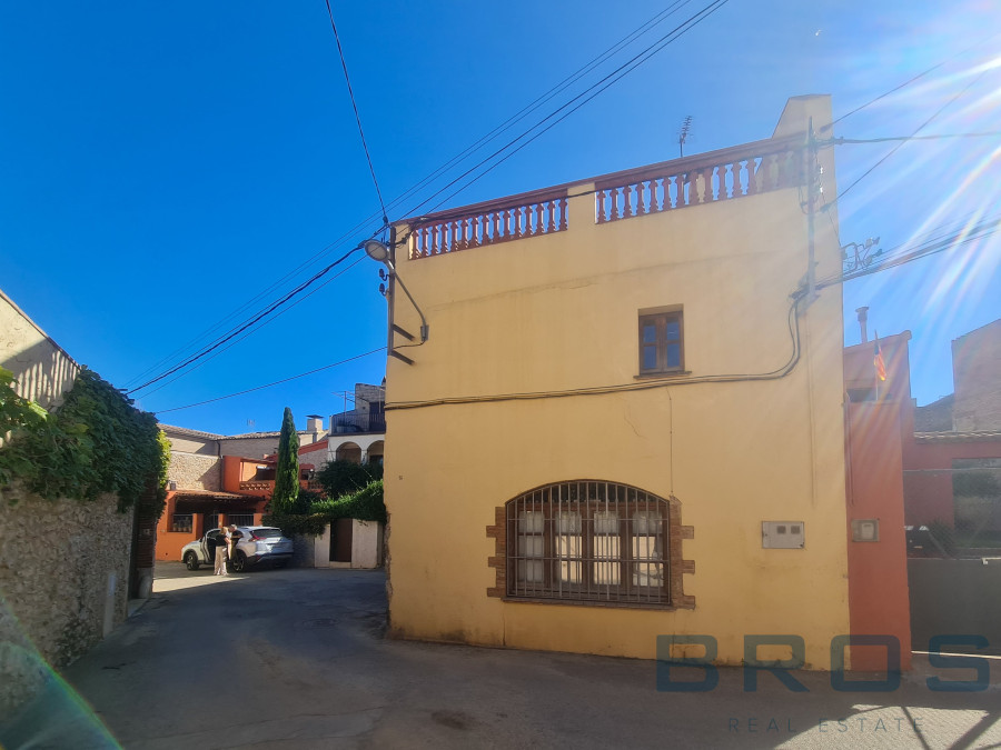 CASA DE PUEBLO DEL 1900 EN PERFECTO ESTADO EN EL CENTRO DE ALBONS