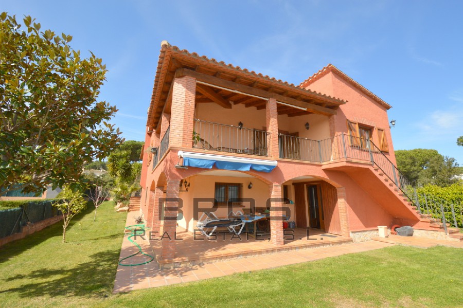 CHALET CON PISCINA Y JARDÍN