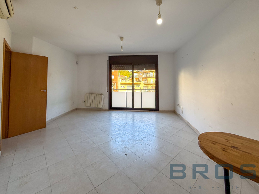 PISO DEL 2008 CON BALCÓN Y ASCENSOR EN ZONA TRANQUILA DE OLOT