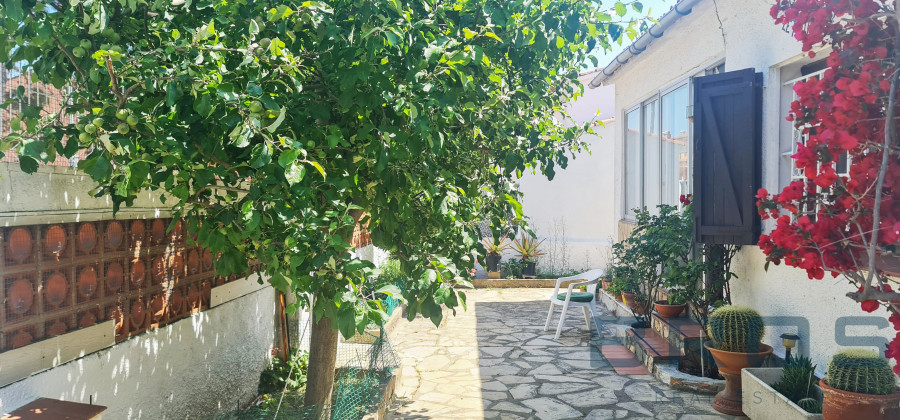 CASA A PIE DE LA PLAYA EN UNA SOLA PLANTA CON PATIO Y GARAJE